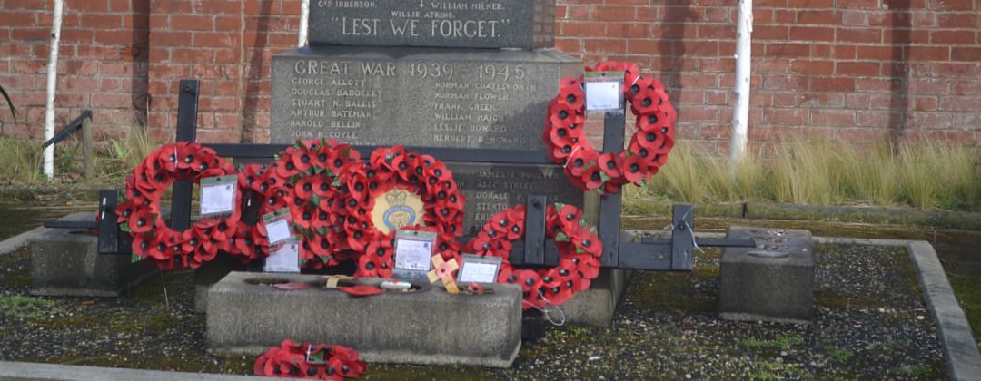 Mapplewell War Mem Slider 03 (C) NH